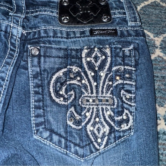 Miss Me Jeans Women’s Fleur De Lis SZ 27 Blue Distressed Boot Whiskering - Picture 1 of 7